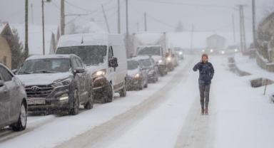 Slovakya'da ilkbaharda yağan kar trafikte aksamalara sebep oldu