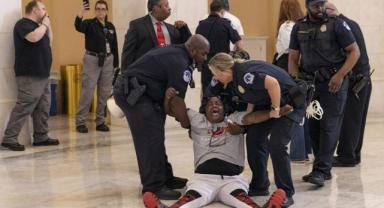 ABD Kongresinde, borç limiti görüşmelerini protesto eden bazı göstericiler gözaltına alındı