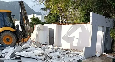 Bodrum'da kaçak yapıların yıkımı sürüyor