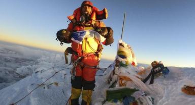 Çinli araştırma ekibi, Everest Dağı'nın zirvesine ulaştı