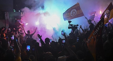 Galatasaraylı taraftarlar şampiyonluğu Taksim'de kutluyor