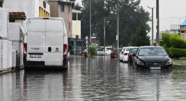 İzmir'de sağanak hayatı olumsuz etkiledi