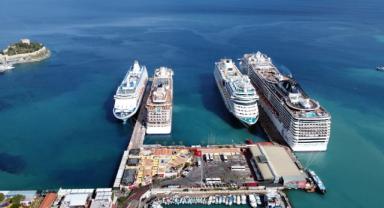 Kuşadası'na 4 kruvaziyer ile 8 bin 200 turist geldi