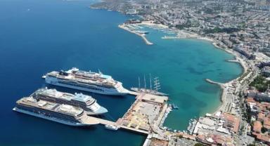 Kuşadası'na 5 kruvaziyerle 7 bin 550 turist geldi