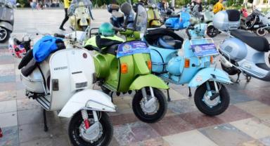 Arnavutluk’ta klasik motosikletlerin sergilendiği geçit düzenlendi