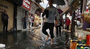 İzmir'de sağanak hayatı olumsuz etkiledi