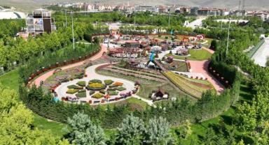 Konya'da 400 bin çiçeğin bulunduğu bahçe ziyaretçilerini ağırlamaya başladı