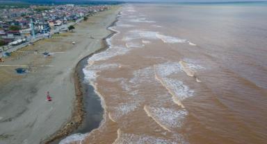 Sakarya'da sağanağın ardından denizin rengi kahverengiye döndü