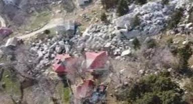 Adana Kozan'da 5,5 büyüklüğündeki depremde yamaçtan kopan kaya bir eve zarar verdi