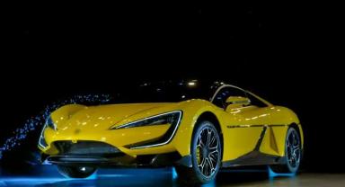 Bu otomobil görenleri şaşkına çevirdi! Dans ediyor, zıplıyor...