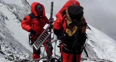 Çinli ekip ölçüm yaptı, Everest’in zirvesindeki karın derinliği 9.5 metre