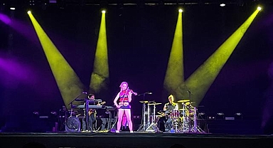 Dünyaca ünlü keman virtüözü Lindsey Stirling, İstanbul'da sahne aldı