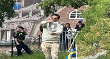 İsveç'te Irak'ın Stockholm Büyükelçiliği önünde Kur'an-ı Kerim'e ve Irak bayrağına hakaret