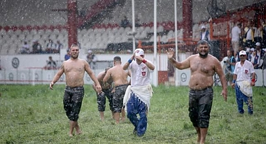 Kırkpınar'da pehlivanlar sağanak altında güreşti