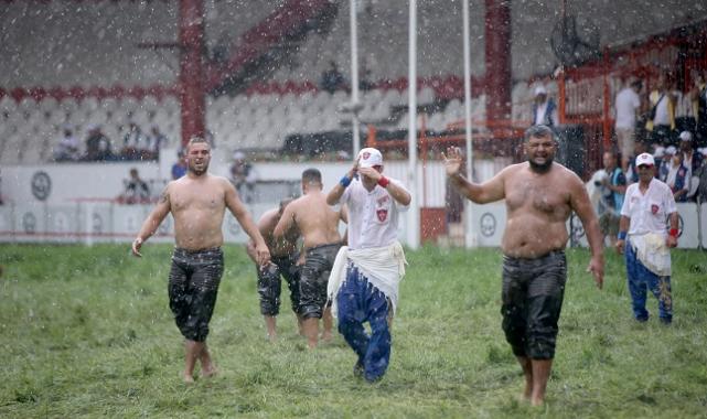 Kırkpınar'da pehlivanlar sağanak altında güreşti