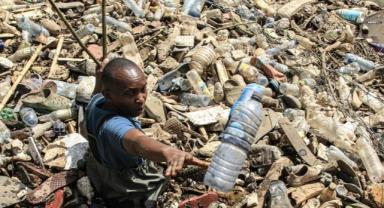 Ülkesinde plastik poşetleri yasaklatan Kenyalı çevrecinin yeni hedefi dünyayı uyarmak