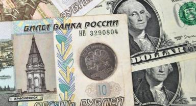 Dolar/ruble paritesi Mart 2022’den bu yana ilk defa 100’ü geçti