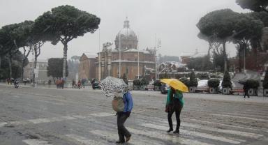 Hava sıcaklıklarında sert düşüşün yaşandığı İsviçre'de kar yağdı