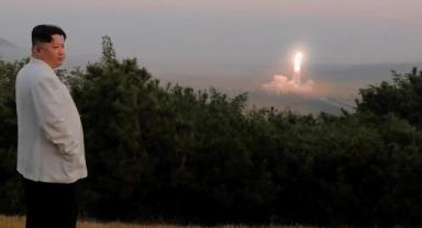 Kuzey Kore lideri Kim, ülkesinin stratejik seyir füzelerinin test atışını izledi