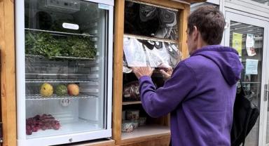 Sokaklara yerleştirilen buzdolapları gıda israfını azalttı.
