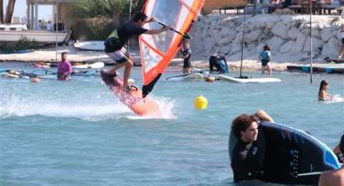 Vakkorama ile Türkiye Windsurf Şampiyonası Alaçatı’da başladı