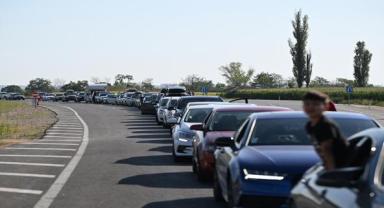 Yunanistan'daki yangınlar nedeniyle dün trafiğe kapatılan İpsala Sınır Kapısı'nda geçişler kontrollü başladı