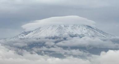 Ağrı Dağı'na kar yağdı