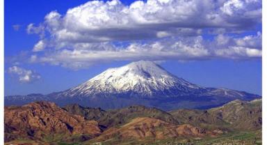 Ağrı Dağı'nın zirvesini kaplayan takke buzulu küresel ısınmanın etkisiyle küçülüyor