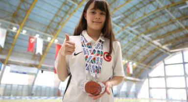 Bakan Bak, dünya rekoru kıran milli yüzücü Ada Zehra Anlatıcı'yı kutladı