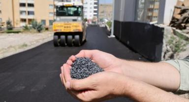 Kayseri'de Talas Belediyesi plastik atıklardan ürettiği asfaltı yolda uyguladı