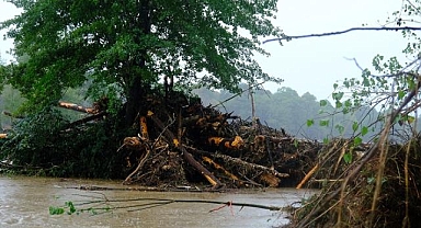 Kırklareli'nde taşkın nedeniyle ormanda mahsur kalan 2 kişi kurtarıldı
