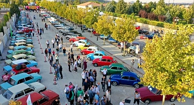 Klasik otomobil tutkunları Konya'da buluştu