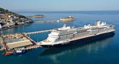 Kuşadası'na dev kruvaziyerle 2 bin 600 turist geldi