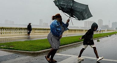 Lee Kasırgası hızını yitirerek 3. kategoriye geriledi