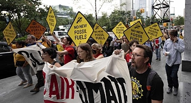 New York'ta iklim aktivistleri fosil yakıt karşıtı gösteri yaptı