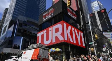 Times Meydanı'ndaki dijital panolarda