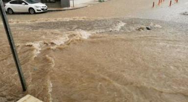 Uşak'ta şiddetli yağmur ve dolu etkili oldu