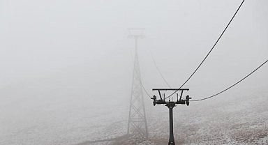 Erzurum'un yüksek kesimlerine mevsimin ilk karı yağdı