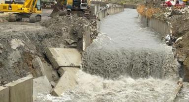 Esenyurt'ta sağanak nedeniyle derenin istinat duvarı yıkıldı