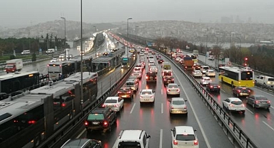 İstanbul'da yağışlı havanın etkisiyle trafik yoğunluğu yaşanıyor