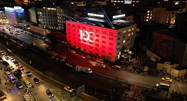 İTO'nun Eminönü'ndeki binası Cumhuriyet'in 100. yılı dolayısıyla Türk bayrağıyla aydınlatıldı