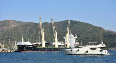 Lüks motor yatlar Marmaris'e kargo gemisiyle getirildi