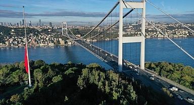 Milli yas ilanının ardından Türkiye'de bayraklar yarıya indirildi