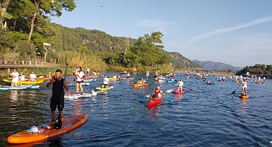 Muğla'da Cumhuriyet'in 100. yılında yaklaşık 220 kanocu kürek çekti