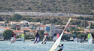 PWA Çocuklar ve Gençler Rüzgar Sörfü Dünya Kupası, Alaçatı'da başladı
