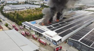 Uşak'ta tekstil fabrikasında çıkan yangına ekiplerce müdahale ediliyor