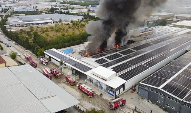 Uşak'ta tekstil fabrikasında çıkan yangına ekiplerce müdahale ediliyor