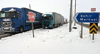 Ardahan'da kar ve tipi nedeniyle tırlar yolda kaldı