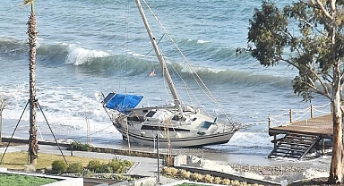 Bodrum'da kuvvetli rüzgar yelkenli tekneyi kıyıya sürükledi