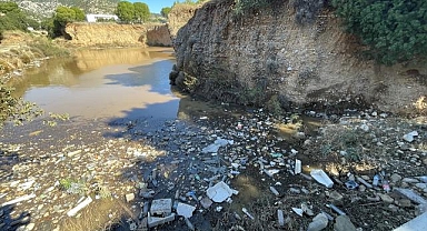 Bodrum'da yağış sonrası denizin rengi değişti, sahilde de kirlilik oluştu